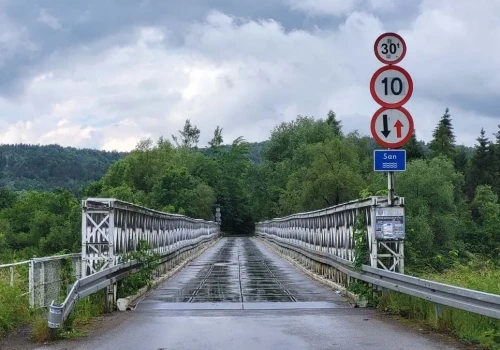 Ten most wygląda, jakby był tu tymczasowo. Stoi od wielu lat