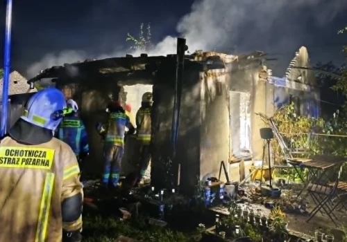 Pożar budynku mieszkalnego w Sokołach. Na miejscu sześć zastępów straży pożarnej
