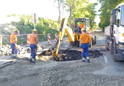 Gigantyczna awaria sparaliżowała część Szczecina. Ruszyły naprawy, ale ulica pozostaje zamknięta