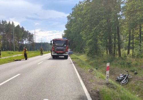Motocykl zderzył się z osobówką na DK46. Dwie osoby ranne, na miejscu lądował śmigłowiec LPR