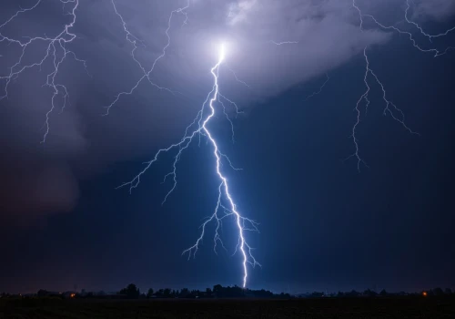 Burze zaczynają się tworzyć nad Lubelszczyzną. Możliwe ulewy, podtopienia, grad do 4 cm i wiatr do 90 km/h