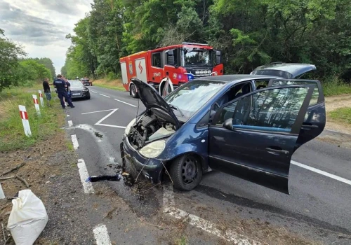 Osobówka koziołkowała, kierowca i pasażer uciekli (ZDJĘCIA)