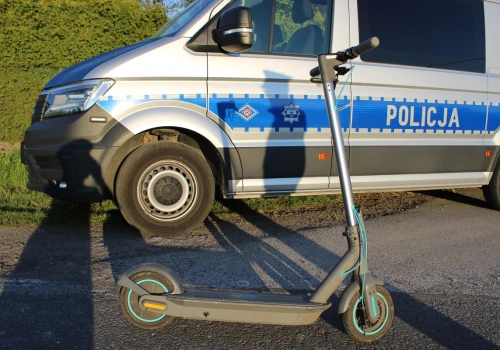 Nastolatki jadące hulajnogą potrąciły kobietę na chodniku