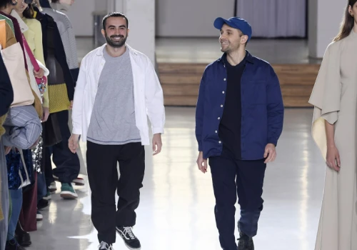 Moschino ma nowych dyrektorów kreatywnych. Twórcy Sunnei przejmują włoską ikonę mody