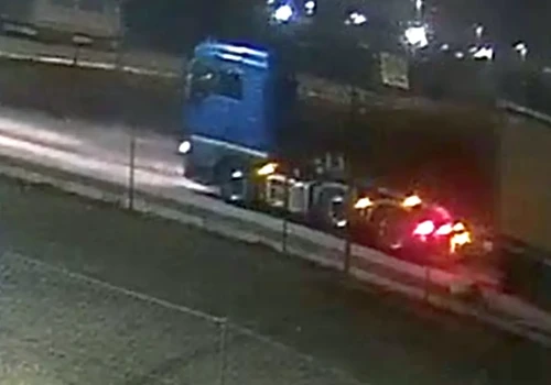 Pusta naczepa porzucona w poprzek autostrady – policja szuka niebieskiego TGX-a