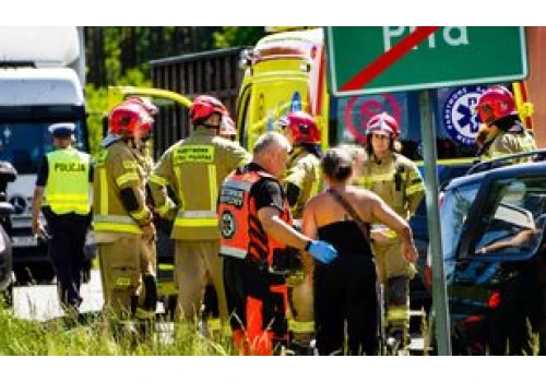 Poważny wypadek pod Piłą. Zderzyły się dwa auta i motocykl
