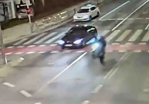 Zielona Góra. Jechał w centrum miasta motocyklem na jednym kole, policja już u niego była (FILM)