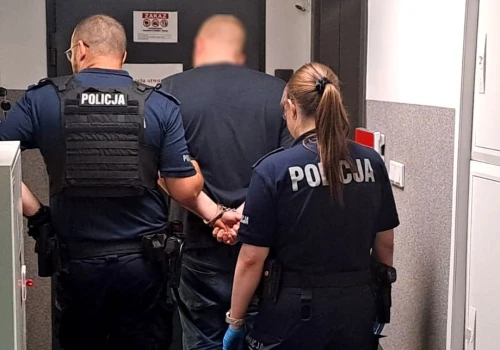 Groził bronią i dusił przypadkowych przechodniów. 28-latek wpadł, a do akcji wkroczyli płetwonurkowie