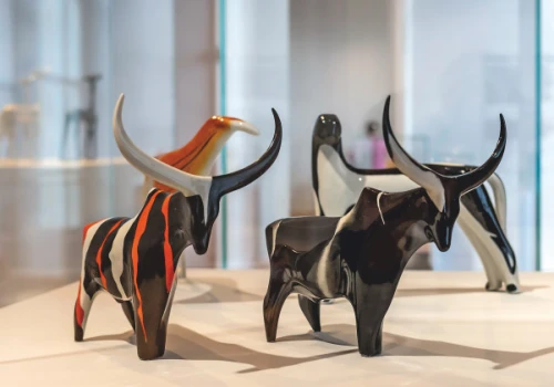 Porcelanowe figurki z lat 50. i 60. Kiedyś ustawiane na meblościankach, dziś obiekty kolekcjonerskiego pożądania