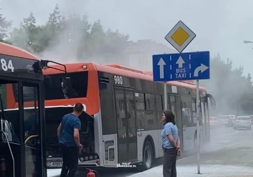 Pożar autobusu miejskiego na alei Piłsudskiego. Akcja gaśnicza kierowców w utrudnienia w centrum miasta