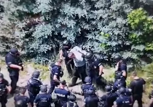 Policja pokazała moment zatrzymania byłego policjanta. Podejrzanego o zabójstwo w Mierzawie ujęto po czterech dniach obławy