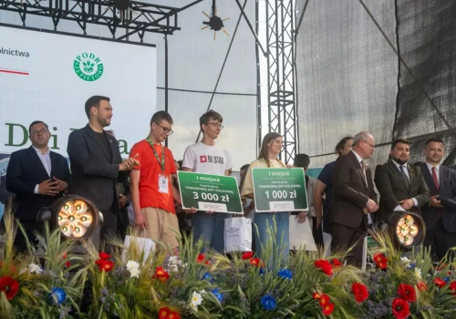 Dostali wirtualne 50 tys. zł i grali na rynku rolnym. Finał już za nimi