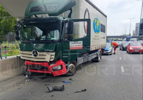 Groźne zderzenie ciężarówki z autem na Mokotowie. Ciężarówka uderzyła w betonowe bariery oraz schody wiaduktu