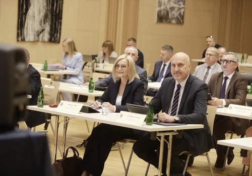 Marszałek województwa z absolutorium i wotum zaufania