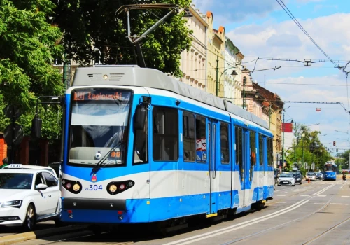 Duże zmiany komunikacji miejskiej na wakacje. Sześć linii tramwajowych zostanie zawieszonych (Informator)
