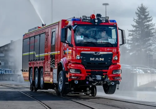 Dwa drogowo-torowe MAN-y TGS 8×4: olbrzymia inwestycja dla górskich strażaków