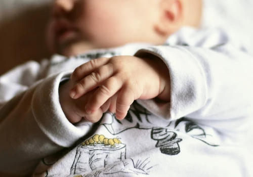 Areszt dla ojca, który rzucił sześciomiesięcznym synem o podłogę