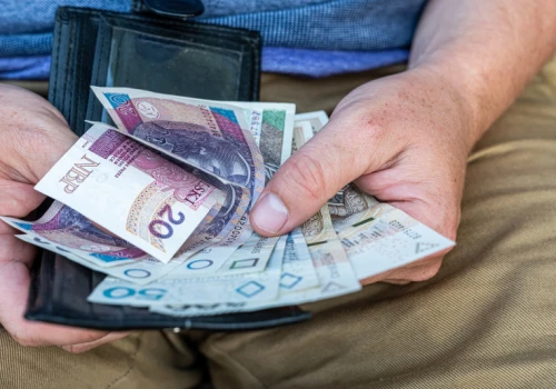Zasada “złotówka za złotówkę”. Tym emerytom ZUS zmniejszy wypłatę