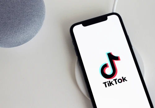 Prawie 60% TikToka to „AI slop”. Szokujące wyniki badań nad generowanymi treściami