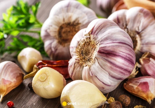 Czosnek działa jak naturalny prebiotyk. Jeden skutek może cię zaskoczyć