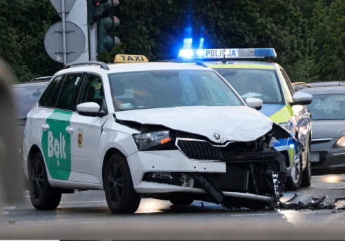 Wjechał na czerwonym, doprowadził do zderzenia z BMW. Dwie osoby poszkodowane