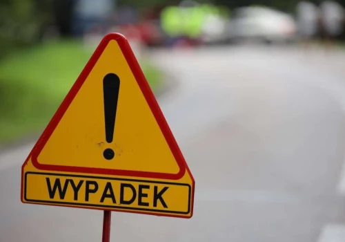 Zderzenie samochodu z traktorem w gminie Klukowo. Kierowca i dwoje dzieci w szpitalu