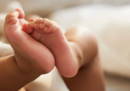 27-latek rzucił 6-miesięcznym synkiem o podłogę. Dziecko w śpiączce farmakologicznej