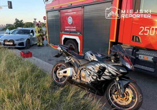 Zderzenie na skrzyżowaniu S8 i Powązkowskiej. Motocyklista bez uprawnień, trafił do szpitala