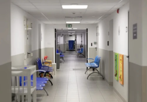 Salowy zarabia więcej niż nauczyciel. Kolejne podwyżki mogą pogrążyć szpitale powiatowe