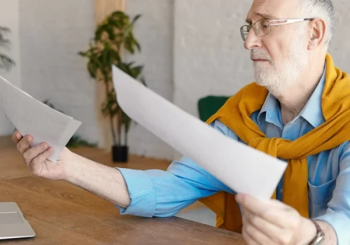 ZUS wysłał miliony decyzji. Dwie informacje dla seniorów w jednej kopercie