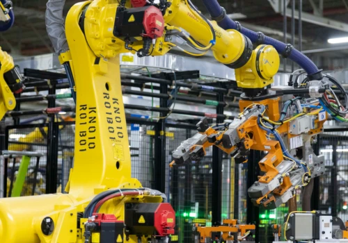 AI zabiera pracę nie tylko programistom. Roboty masowo wchodzą do fabryk