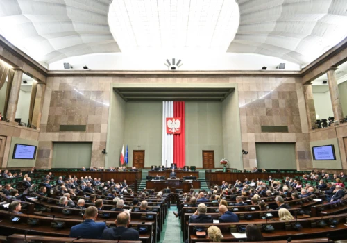 Sejm zdecydował. Koncerny paliwowe oddadzą miliardy, o ile Nawrocki podpisze ustawę