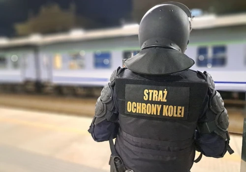 Zarabiają nawet 20 tys. zł brutto, a chętnych brak. Ta mundurowa formacja desperacko szuka ludzi