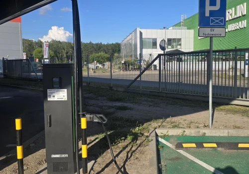 282 tys. aut z napędem elektrycznym i 13 tys. punktów ładowania do końca maja!