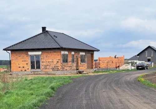 Rolnicy zyskają więcej miejsca? Rząd chce pozwolić na większe garaże przy granicy działki