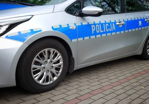 Senior urządził rajd po parkingu. Był pijany, bez uprawnień i uciekł z miejsca kolizji