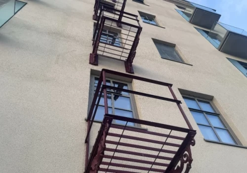 Tajemnicze konstrukcje na apartamentowcu. Zostały objęte ścisłą ochroną
