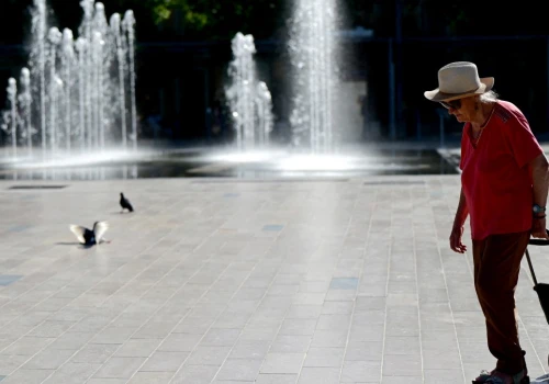 Temperatura sięga 43°C. W rozgrzanym aucie znaleziono dwoje martwych dzieci