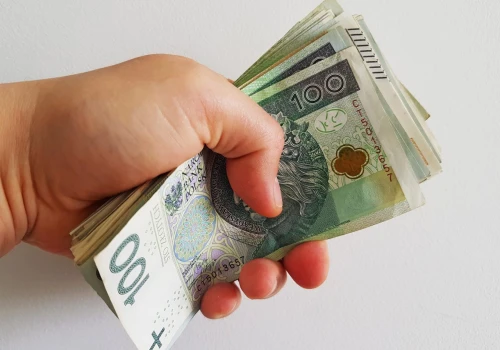 Uwierzyła w policyjną akcję i straciła ponad 20 tysięcy złotych. Oszuści podszyli się pod bank i policjanta