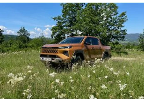 Pierwsza jazda: Toyota Hilux po raz dziewiąty, poprawiony. A na dokładkę prąd