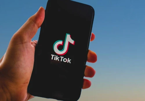 TikTok zalany treściami AI. Głównie dla dzieci