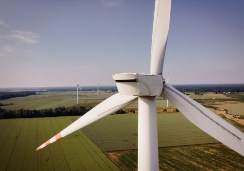 Klimatyczny paradoks Polski. Sceptycyzm wobec celów, wiara w korzyści
