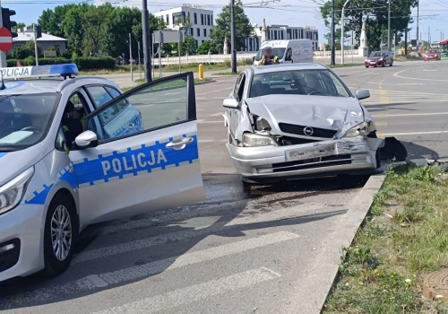 Zderzenie trzech pojazdów na rondzie im. Lubelskiego Lipca ’80. Pasażerka autobusu trafiła do szpitala