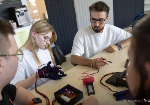 Inżynieria może uczyć wrażliwości. Niezwykły projekt studentów z Podlasia pokazuje, jak żyje się z Parkinsonem