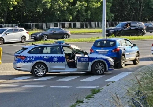 Lublin: Wjechał hulajnogą na przejście dla pieszych. Uderzył w bok auta, trafił do szpitala