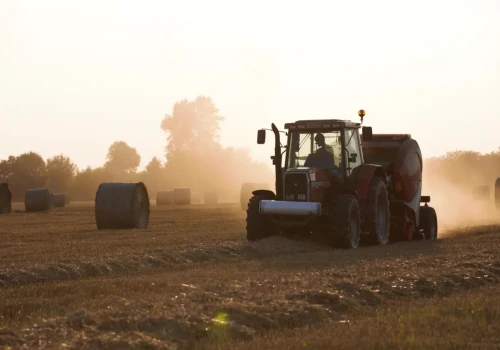 Jaką prasę kupić przed żniwami? Sprawdziliśmy najciekawsze oferty