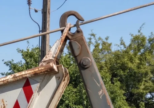 Hakowiec dotknął przewodów energetycznych – kierowca wzorowo zareagował