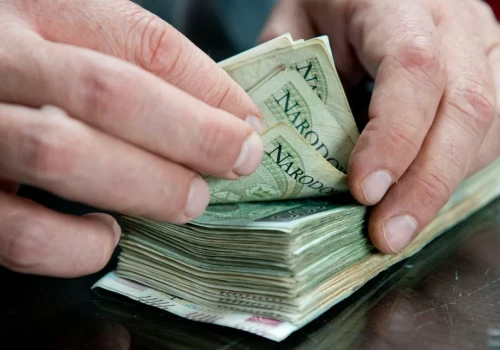 Obiecał seniorowi 6 tysięcy dolarów. Zamiast zysku były straty