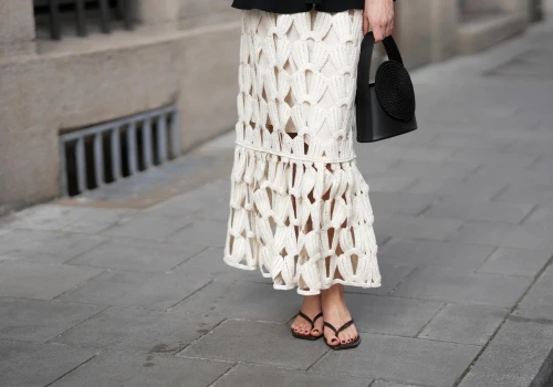 Ta spódnica odmienia najprostszy top i sandały. Crochet skirt to hit lata 2026