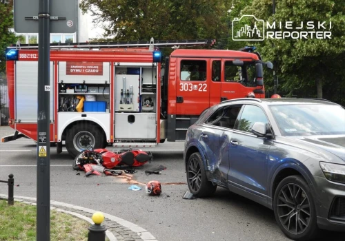 Motocyklista trafił do szpitala po zderzeniu z Audi w centrum Warszawy